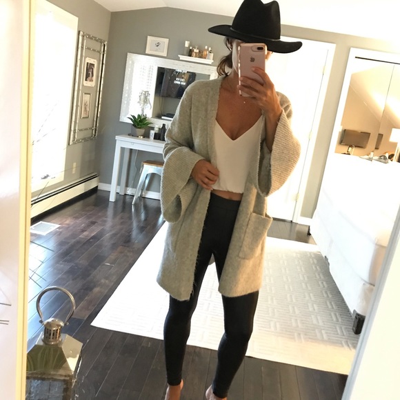 Sweaters - Gray wide sleeve cardigan sweater small